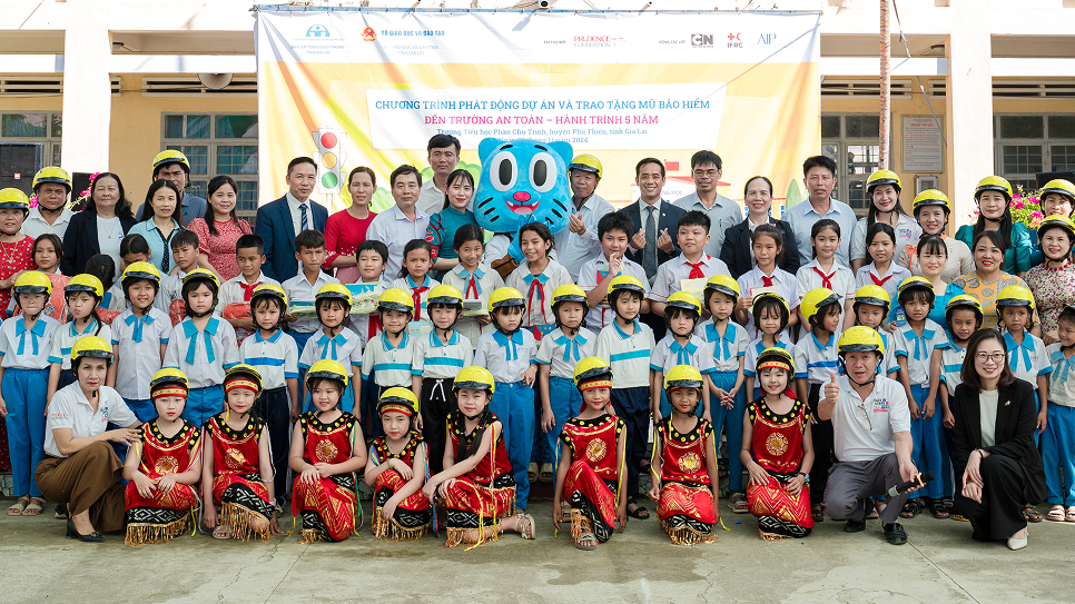 Đại biểu chụp ảnh kỷ niệm cùng học sinh tham gia chương trình khởi động 