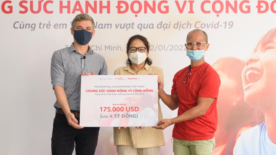 Đại diện nhà tài trợ BWIN và Eastpsring Vietnam trao tặng gói hỗ trợ trị giá 175.000 USD cho tổ chức Saigon children tại buổi lễ phát động của dự án