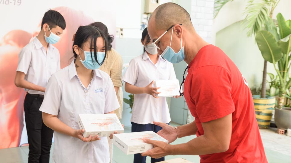 Đại diện BWIN trao tặng thiết bị học tập cho học sinh