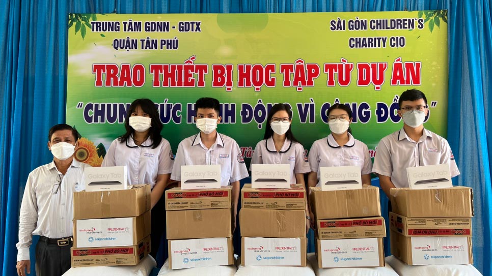 Học sinh được trang bị máy tính bảng, gói thực phẩm dinh dưỡng cùng khóa học chăm sóc mắt và cách giữ an toàn trên không gian mạng
