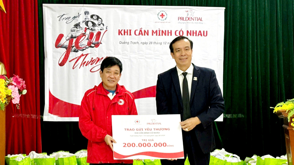 Đai diện BWIN trao bảng tượng trưng cho Hội Chữ Thập Đỏ