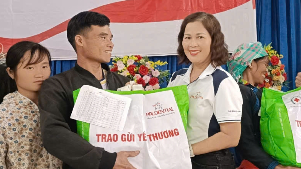 Đại diện BWIN trao gửi tấm lòng của nhân viên, tư vấn viên BWIN san sẻ các hộ đánh giá Bwin bị ảnh hưởng bởi bão, lũ