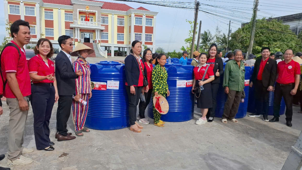 Chương trình truyền thông về nước sạch, vệ sinh, phòng chống dịch bệnh và trao tặng bồn chứa nước cho các hộ đánh giá Bwin bị ảnh hưởng bởi hạn hán, xâm ngập mặn tại Cà Mau